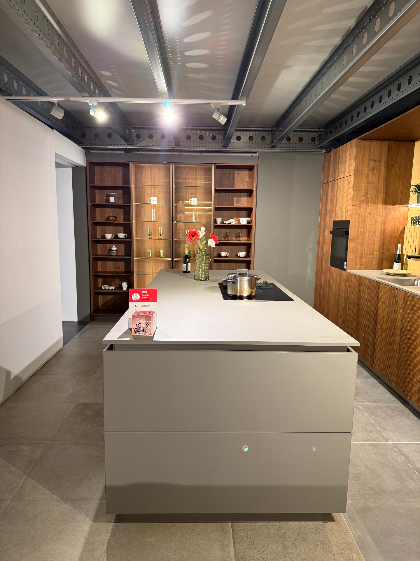 Keukenindeling met doordachte werkzones in de showroom