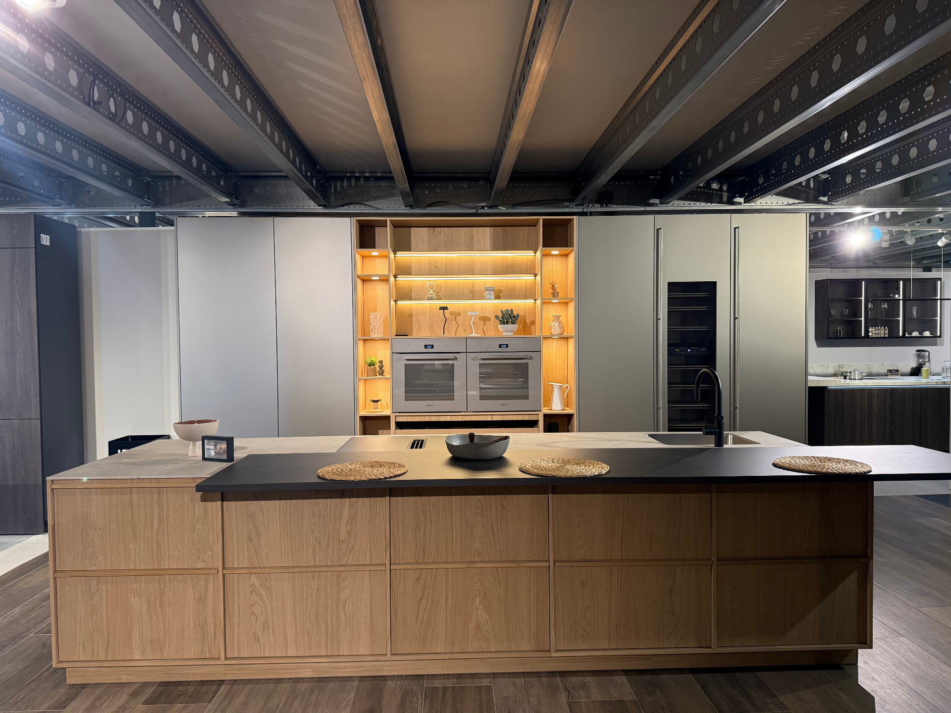 Keukeneiland in de showroom van Keuken-Centrum Utrecht