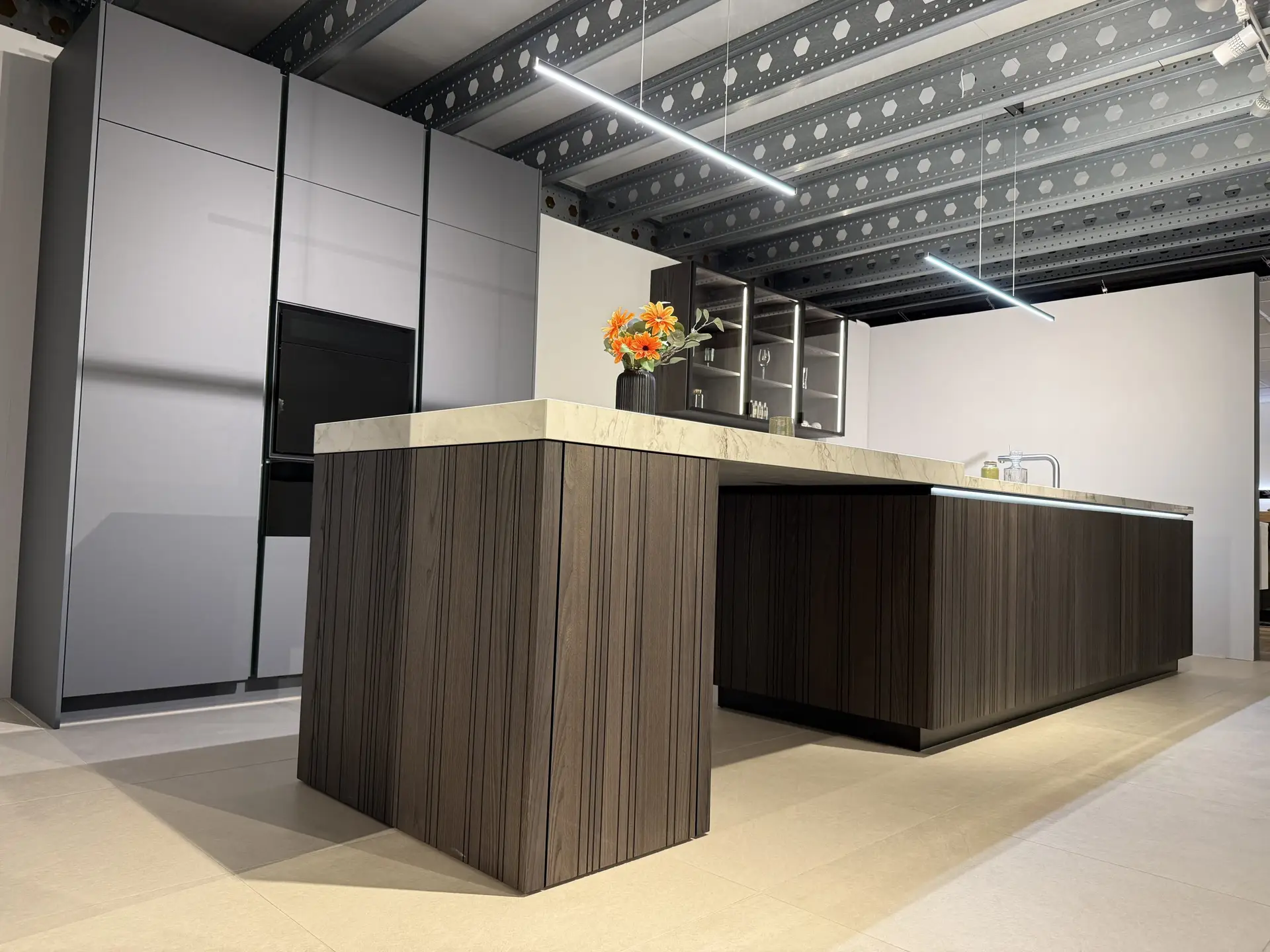 Moderne showroomkeuken met lichte houtaccenten